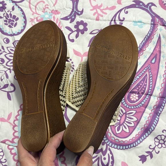 Italian ShoeMaker size 7.5 off white/bone(light tan) color with Gold Accent - Picture 4 of 4